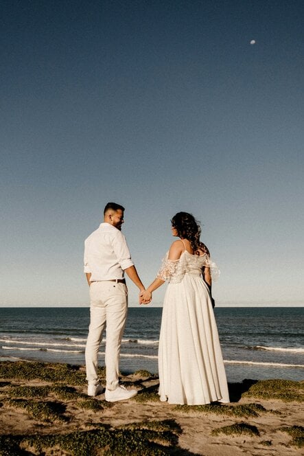 beach wedding celebrant in Brisbane
